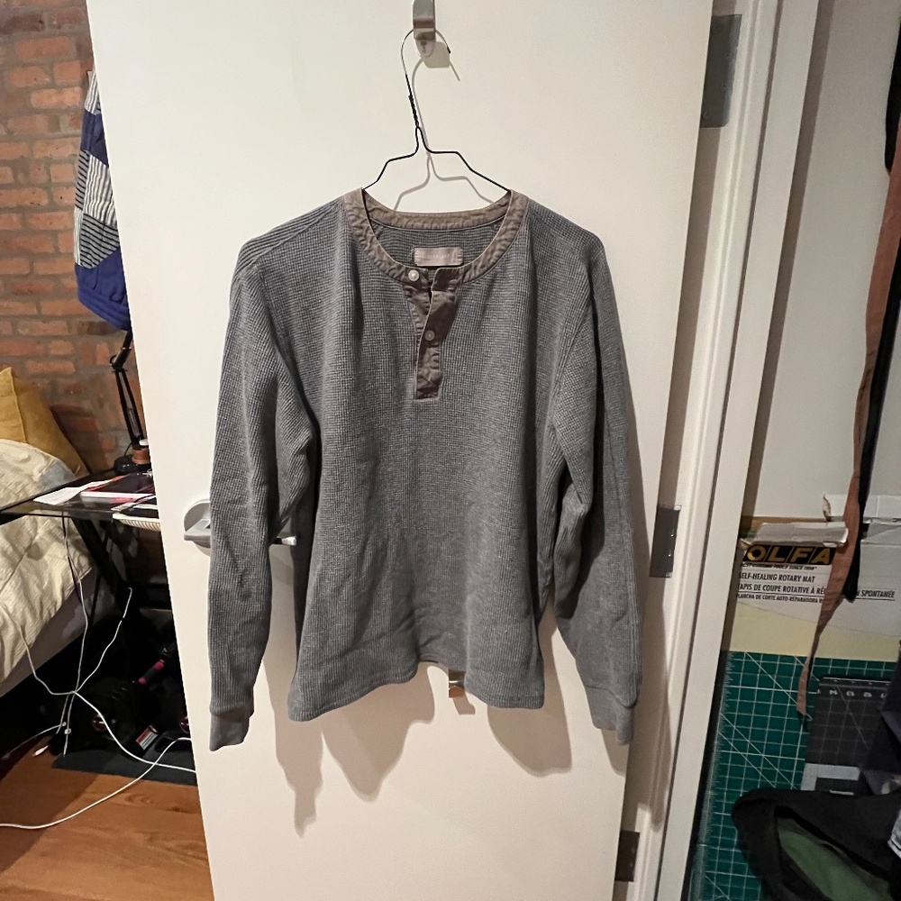 Everlane 100% cotton gray waffle knit henley long sleeve shirt buttons